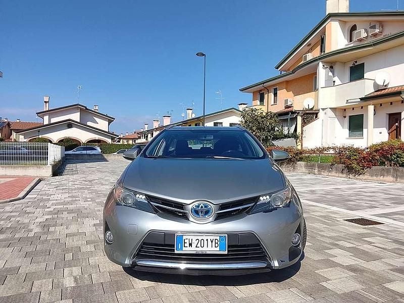 Usata Toyota Auris Hybrid Active 99 CV (72 kW) 2014 Grigio Station wagon