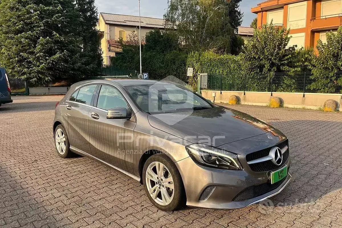 Usata Mercedes A180 109 CV (80 kW) 2017 Grigio Utilitaria