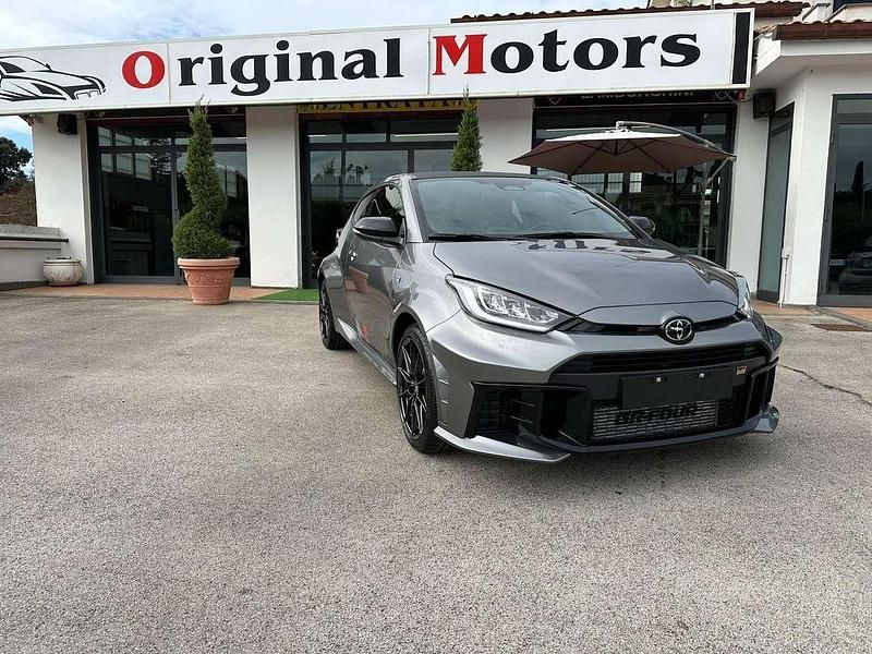 Grigio Usata 2024 Toyota Yaris Tre volumi | 47.900 € (Super prezzo) - Immagine 1/4