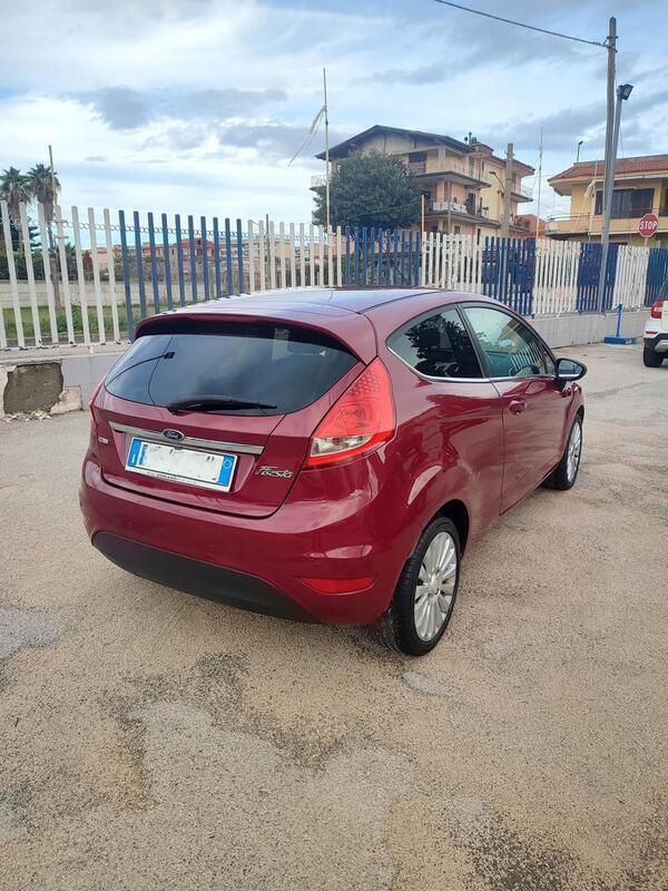 Usata Ford Fiesta Titanium 68 CV (50 kW) 2009 Rosso Utilitaria