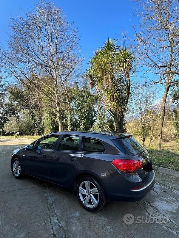 Usata Opel Astra 140 CV (102 kW) 2013 Grigio Station wagon