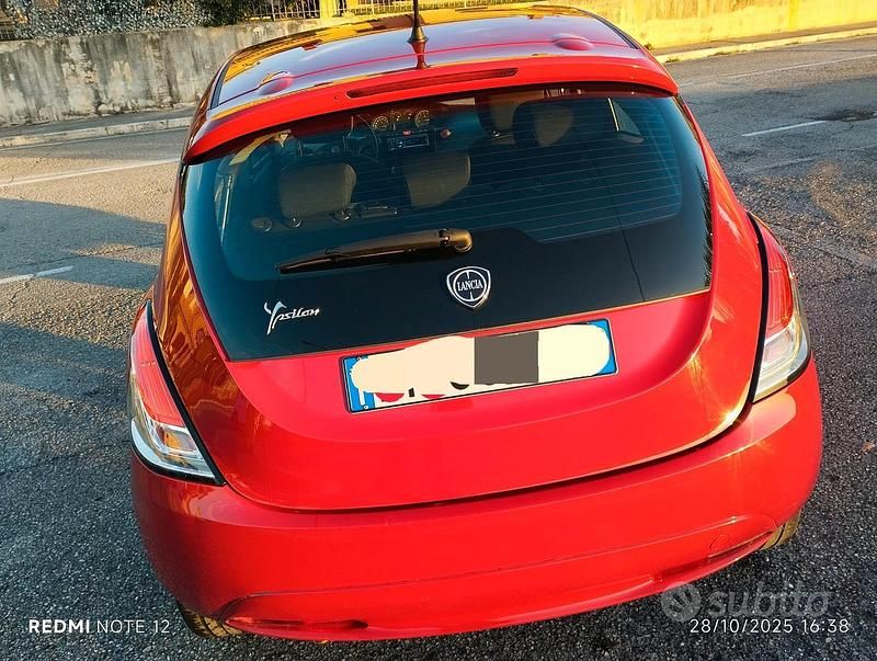 Usata Lancia Ypsilon Silver 69 CV (50 kW) 2015 Rosso Utilitaria