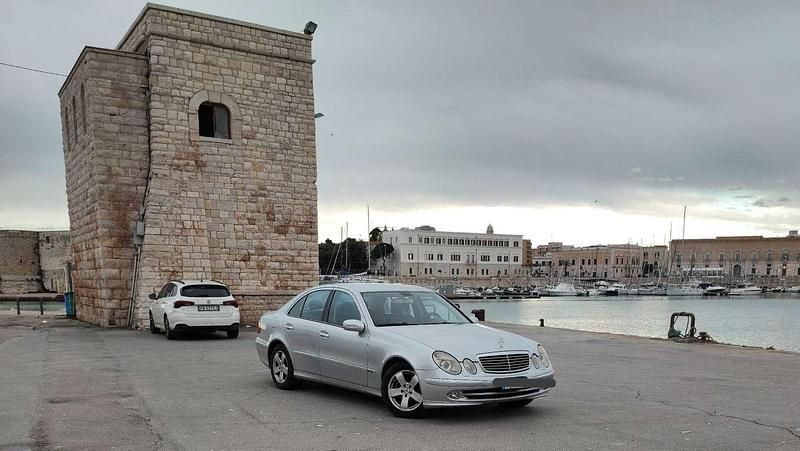 Usata 2006 Mercedes E280 Avantgarde Tre volumi | 5900 € (Buon prezzo) - Immagine 1/4