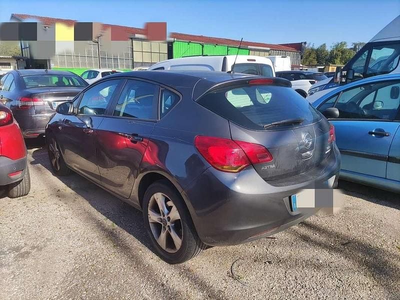 Käytetty Opel Astra Cosmo 110 HP (80 kW) 2012 Sedan