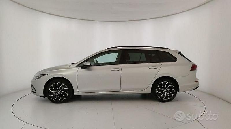 Usata VW Golf VIII Life 116 CV (85 kW) 2022 Grigio Station wagon