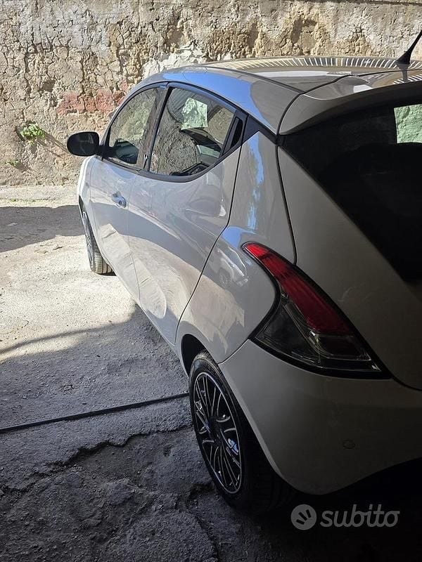 Usata Lancia Ypsilon 69 CV (50 kW) 2015 Bianco Utilitaria