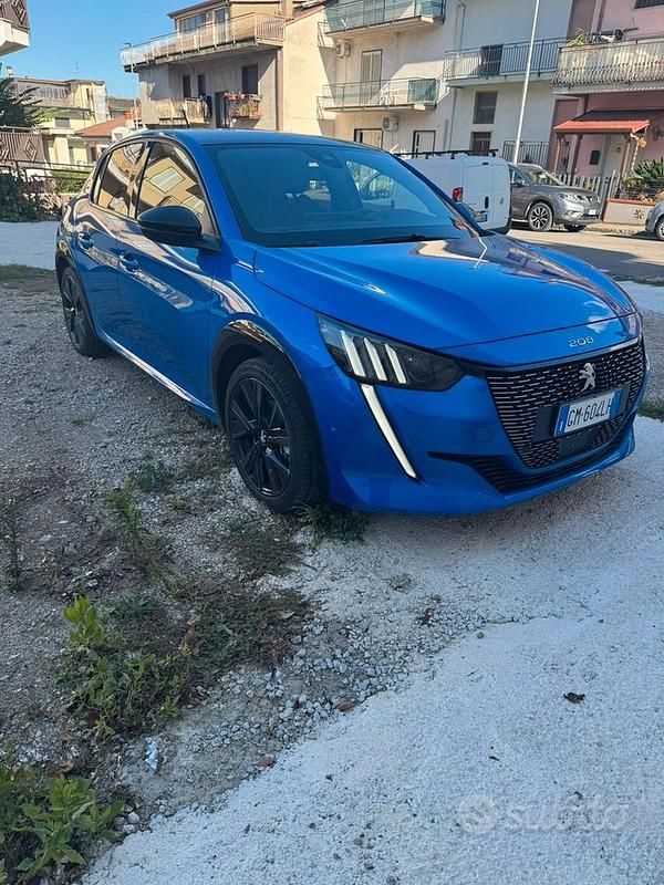 Blu Usata 2023 Peugeot 208 GT Due volumi | 21.000 € (Molto cara) - Immagine 1/4