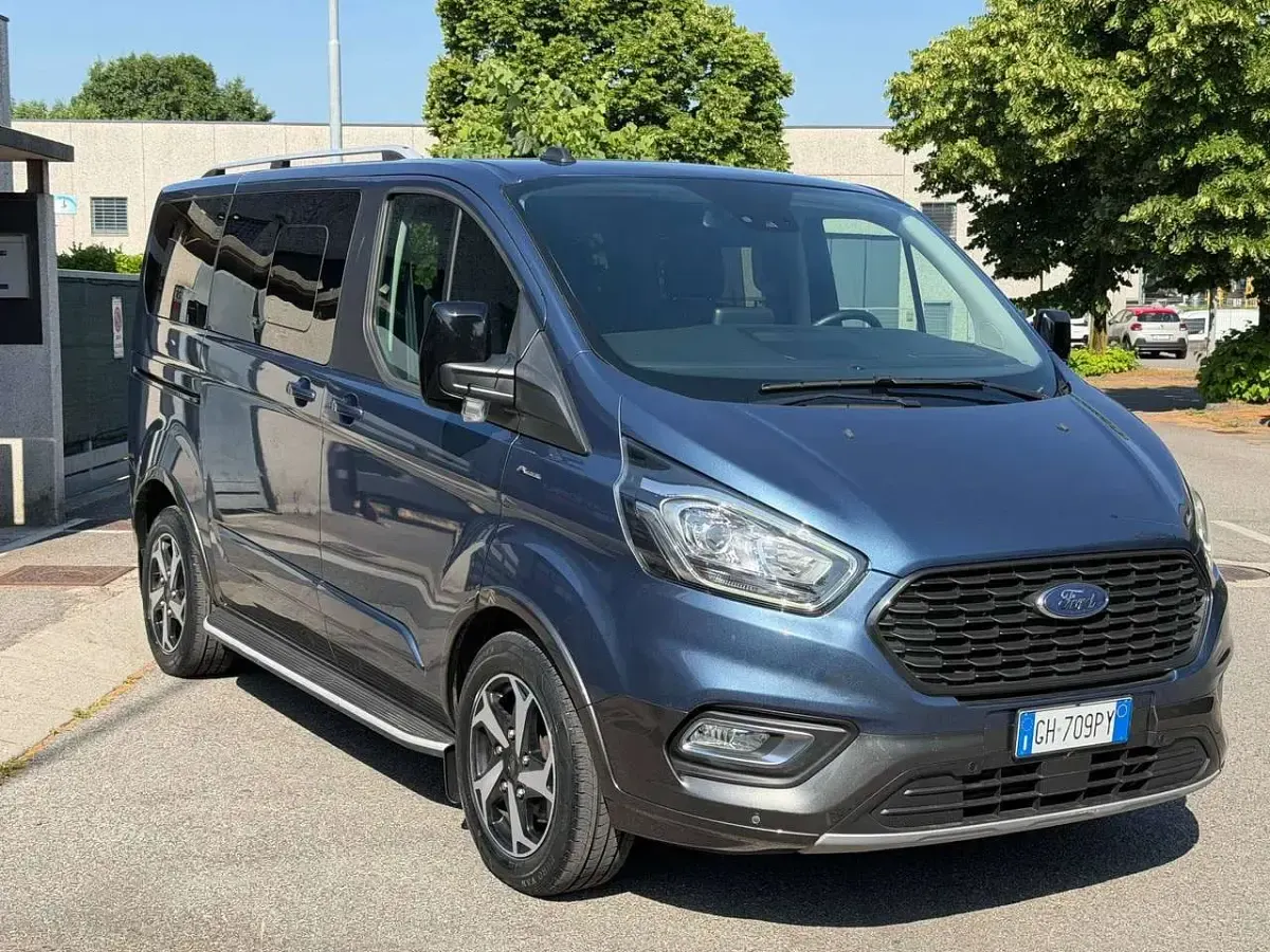 Usata Ford Tourneo Custom Active 185 CV (136 kW) 2021 Blu chrome metallizzato Furgone