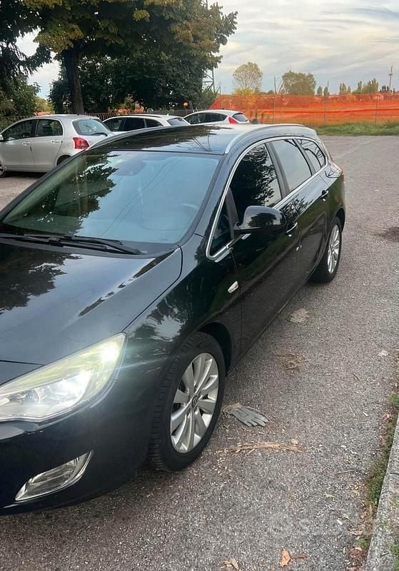 Usata Opel Astra 130 CV (95 kW) 2012 Nero Station wagon