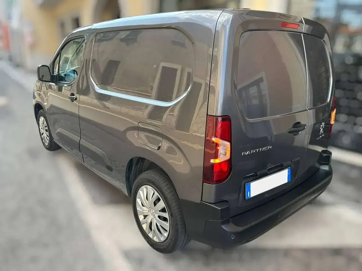 Usata Peugeot Partner 131 CV (96 kW) 2021 Grigio Monovolume