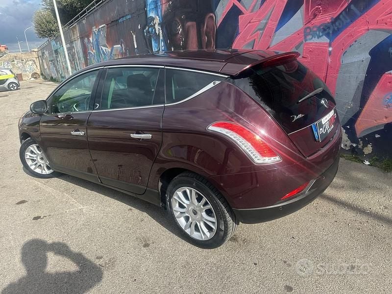 Usata Lancia Delta 120 CV (88 kW) 2012 Marrone Utilitaria