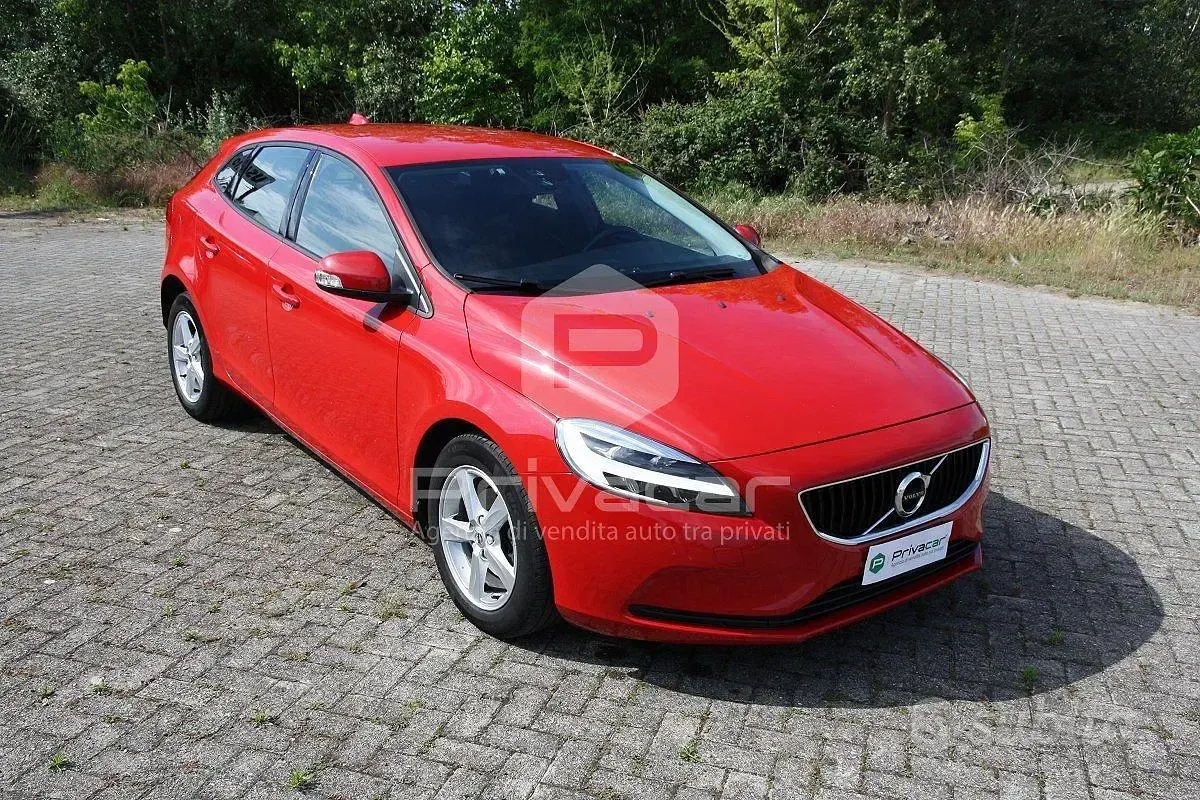 Usata Volvo V40 Kinetic 120 CV (88 kW) 2017 Rosso Utilitaria