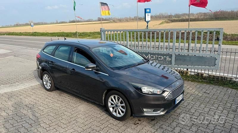 Usata Ford Focus 119 CV (87 kW) 2015 Grigio Station wagon