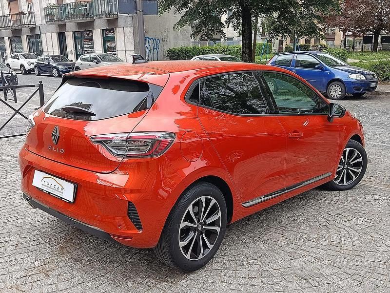 Usata Renault Clio V Techno 101 CV (74 kW) 2024 Arancione Berlina