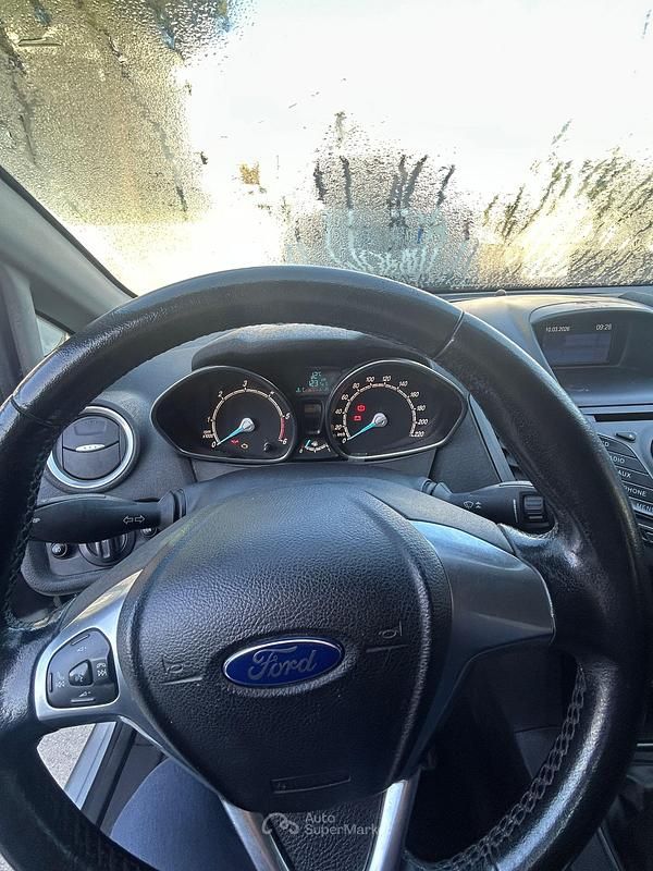 Usata Ford Fiesta 75 CV (55 kW) 2016 Gray Berlina