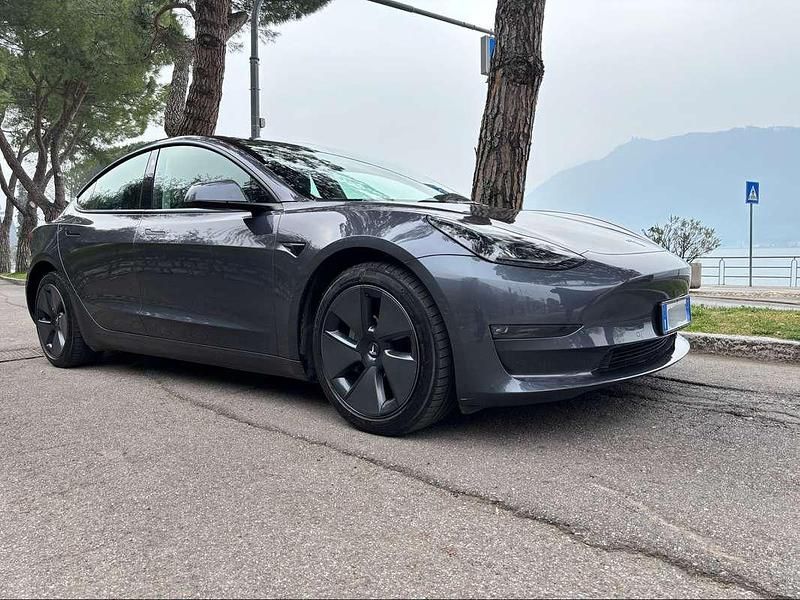 Grigio Usata 2021 Tesla Model 3 Tre volumi | 25.000 € (Buon prezzo) - Immagine 1/4