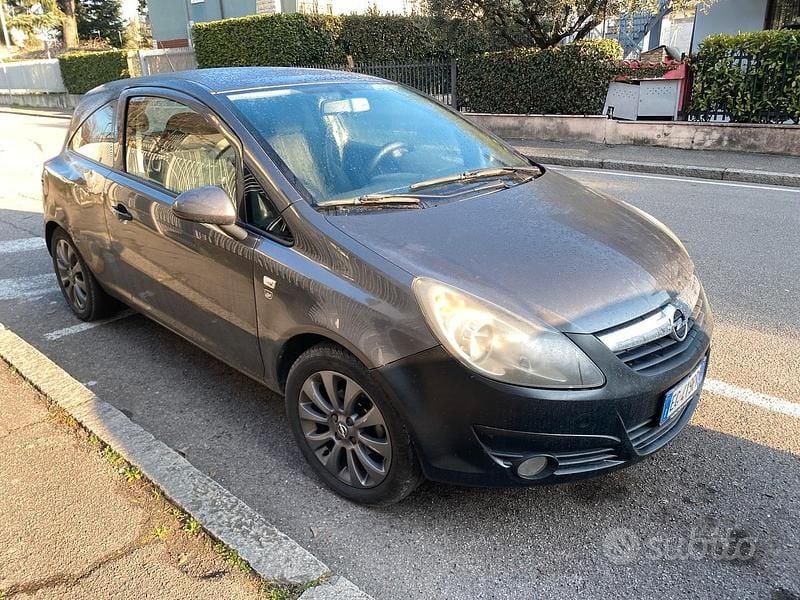Grigio Usata 2011 Opel Corsa Utilitaria | 1850 € (Super prezzo) - Immagine 1/4