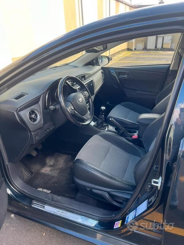 Usata Toyota Auris Lounge 112 CV (82 kW) 2017 Nero Berlina