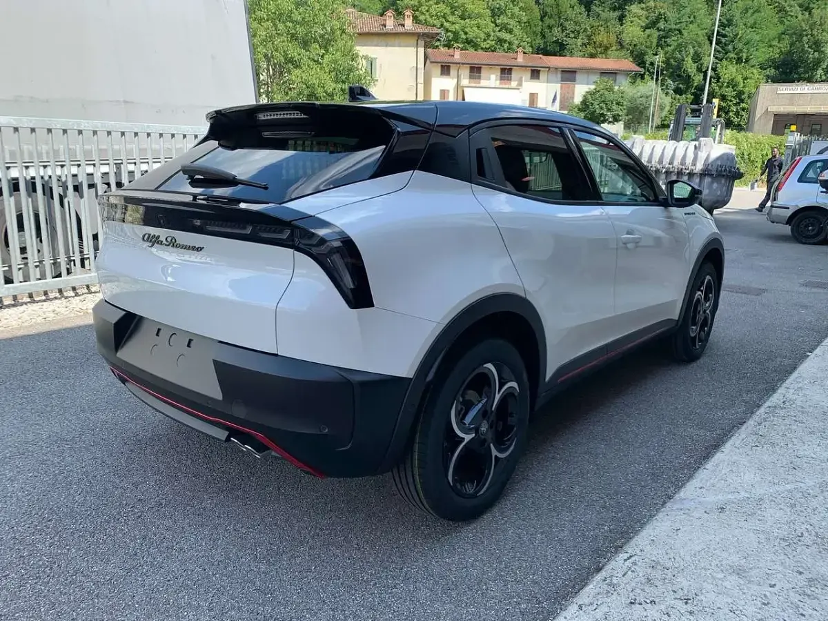 Nuova Alfa Romeo Junior Edizione Speciale 136 CV (100 kW) 2026 Bianco SUV