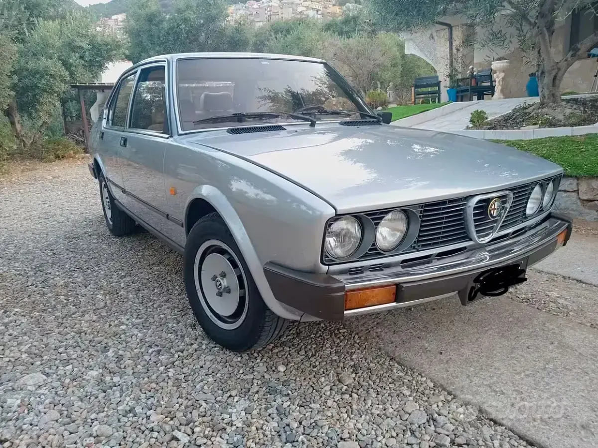 Usata Alfa Romeo Alfetta 125 CV (91 kW) 1982 Grigio Berlina