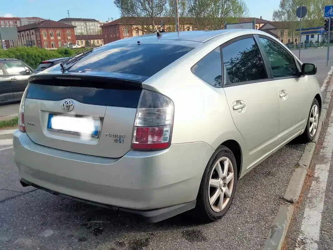 Usata Toyota Prius 113 CV (83 kW) 2004 Argento Utilitaria