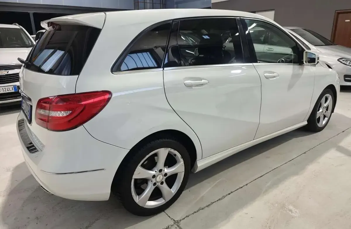 Usata Mercedes B180 Premium 121 CV (88 kW) 2013 Bianco Utilitaria