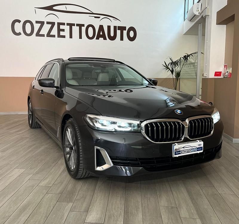 Usata BMW 520 Luxury Line 190 CV (139 kW) 2022 Grigio Station wagon