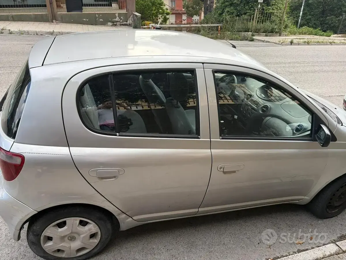 Begagnad Toyota Yaris 68 HK (50 kW) 2000 Grå Sedan