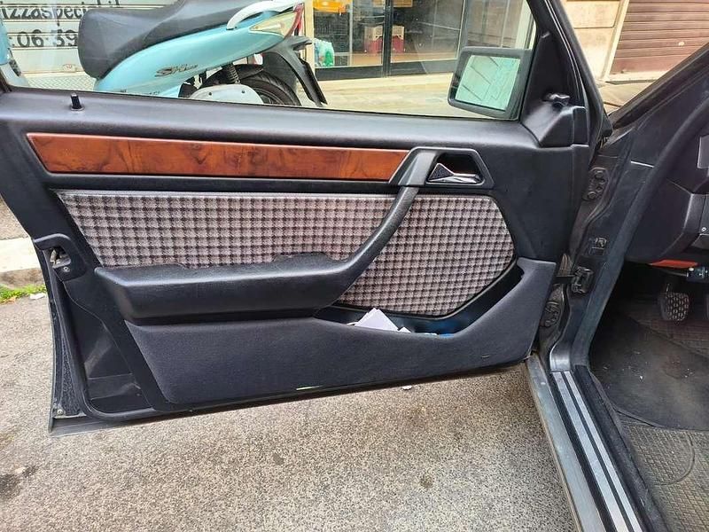 Usata Mercedes 200 Sportline 122 CV (89 kW) 1990 Nero Berlina