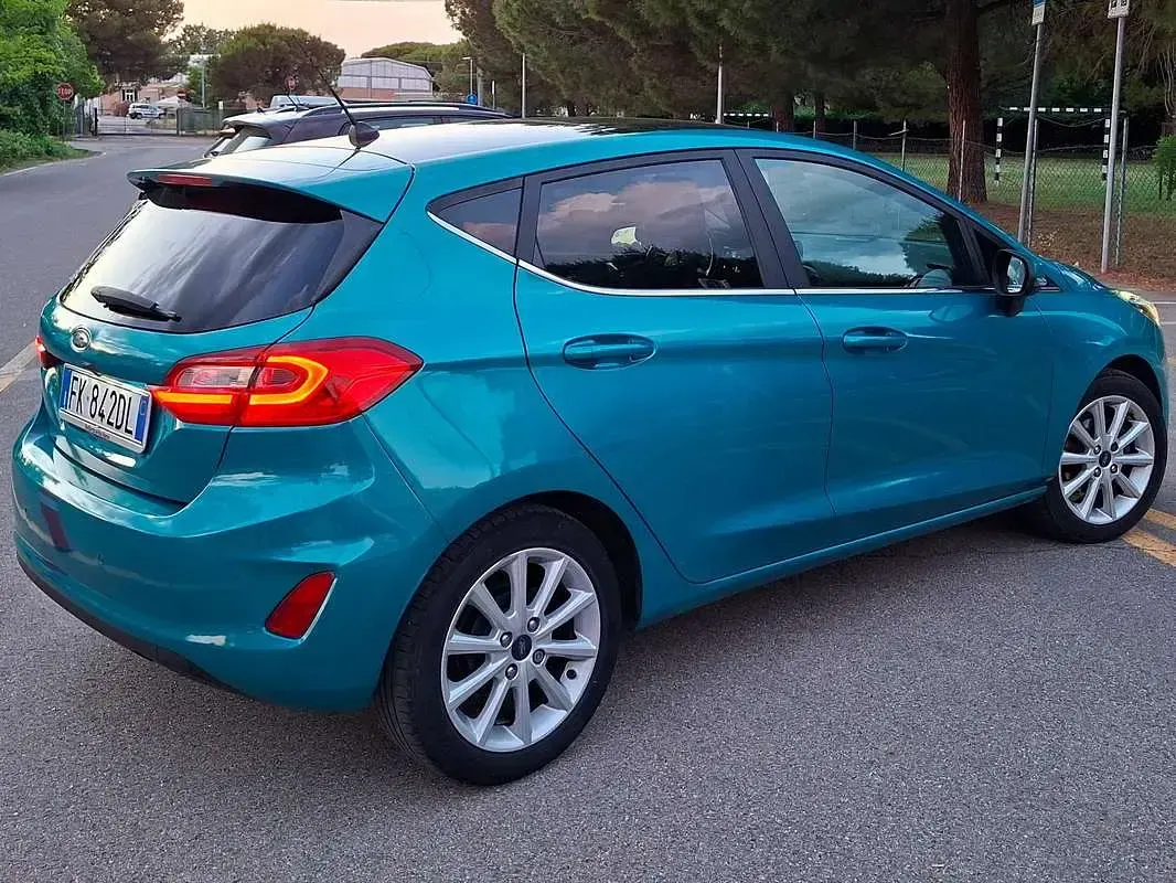 Usata Ford Fiesta Titanium 86 CV (63 kW) 2017 Blu/azzurro Utilitaria