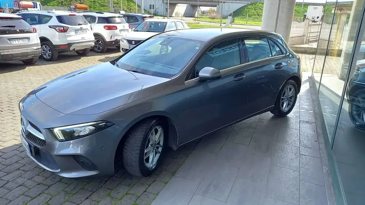 Usata Mercedes A180 Business 116 CV (85 kW) 2020 Grigio Berlina