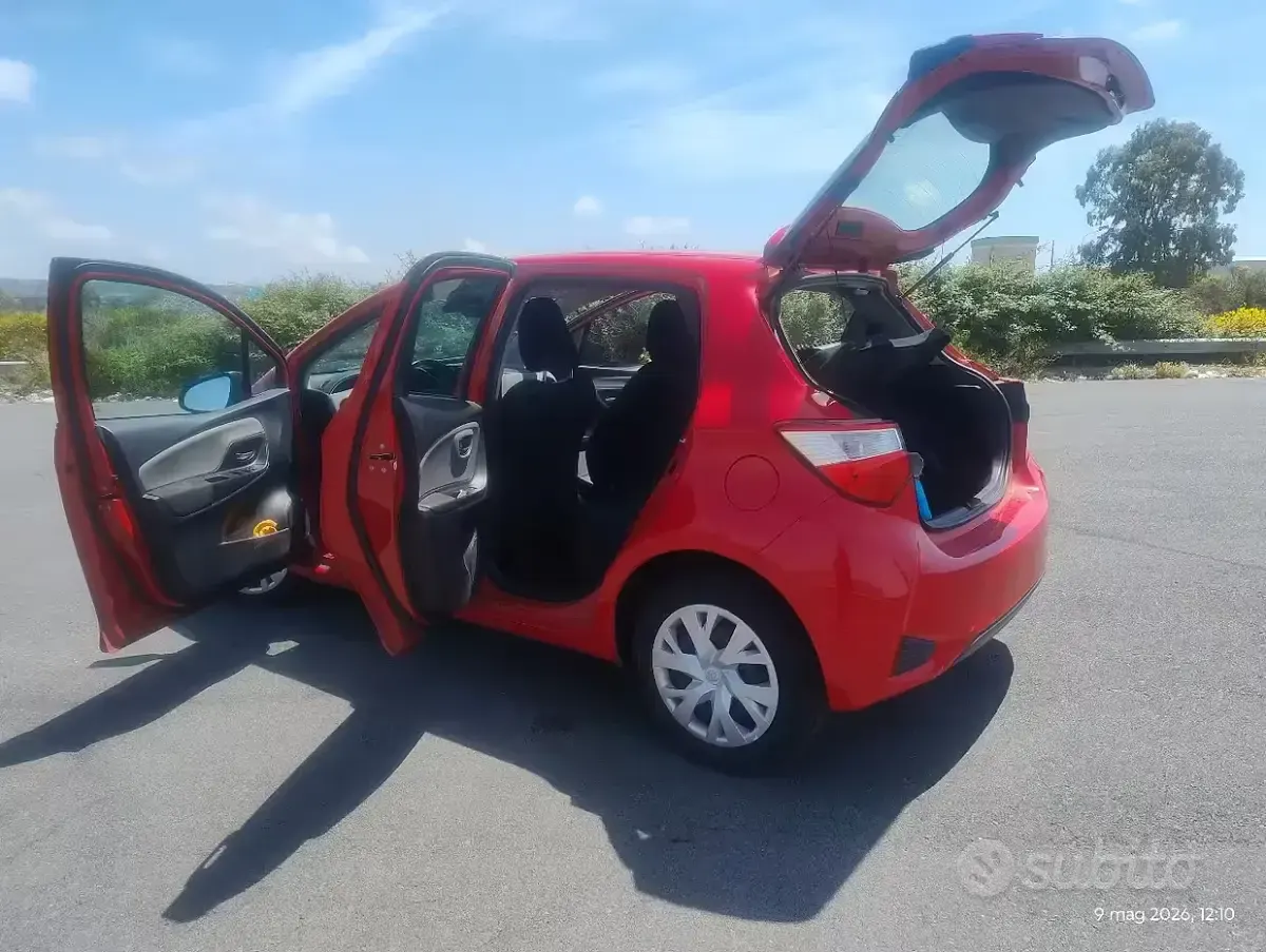 Begagnad Toyota Yaris 69 HK (50 kW) 2018 Röd Sedan