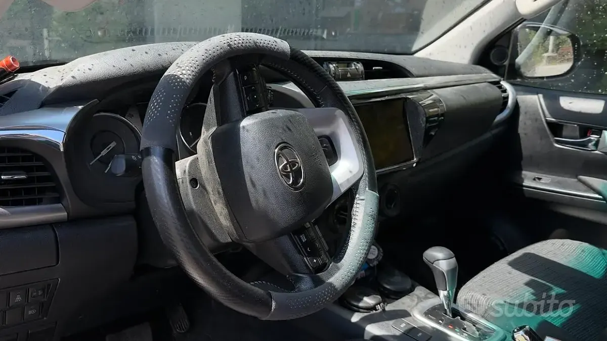 Begagnad Toyota HiLux 150 HK (110 kW) 2025 Svart Pickup