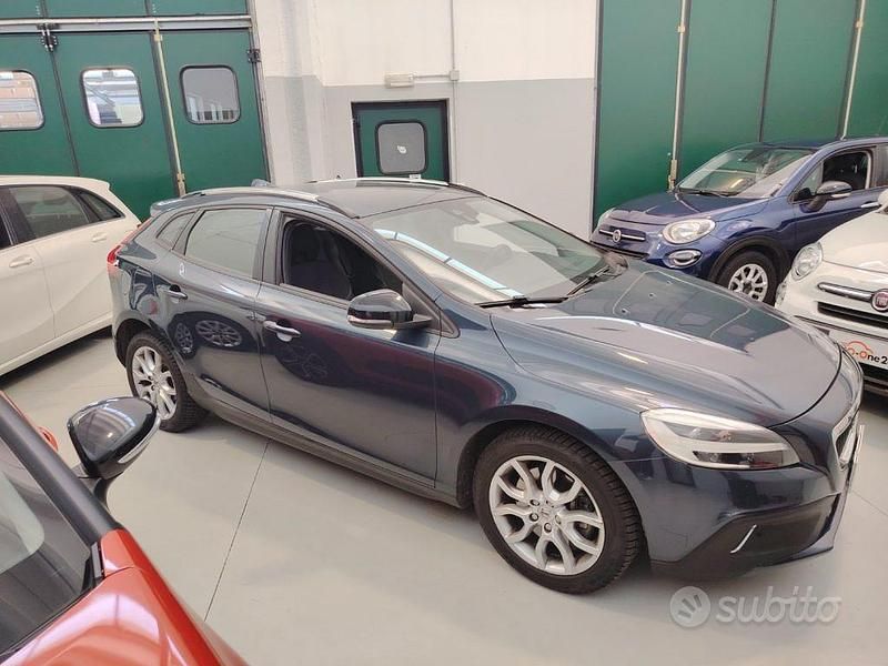Usata Volvo V40 CC Plus 152 CV (111 kW) 2019 Blu mezzanotte metallizzato Station wagon