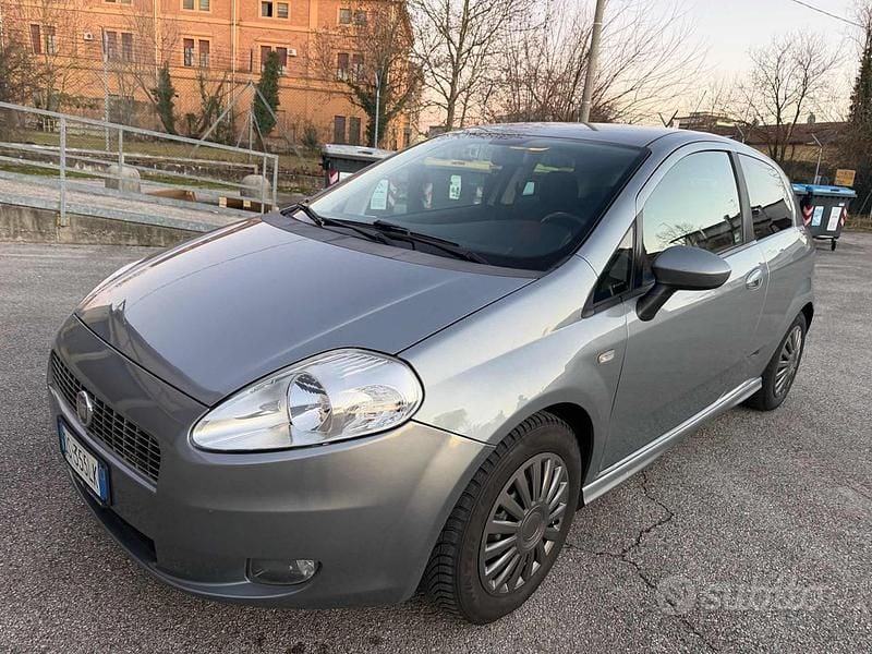 Grigio Usata 2009 Fiat Grande Punto S Due volumi | 2950 € (Buon prezzo) - Immagine 1/4
