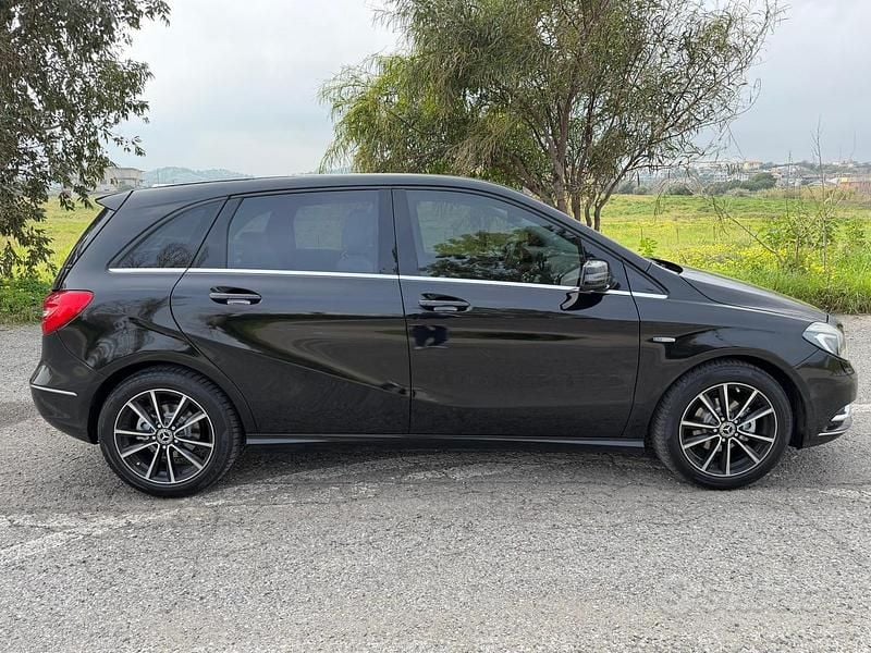 Usata Mercedes B180 Premium 109 CV (80 kW) 2012 Nero Utilitaria