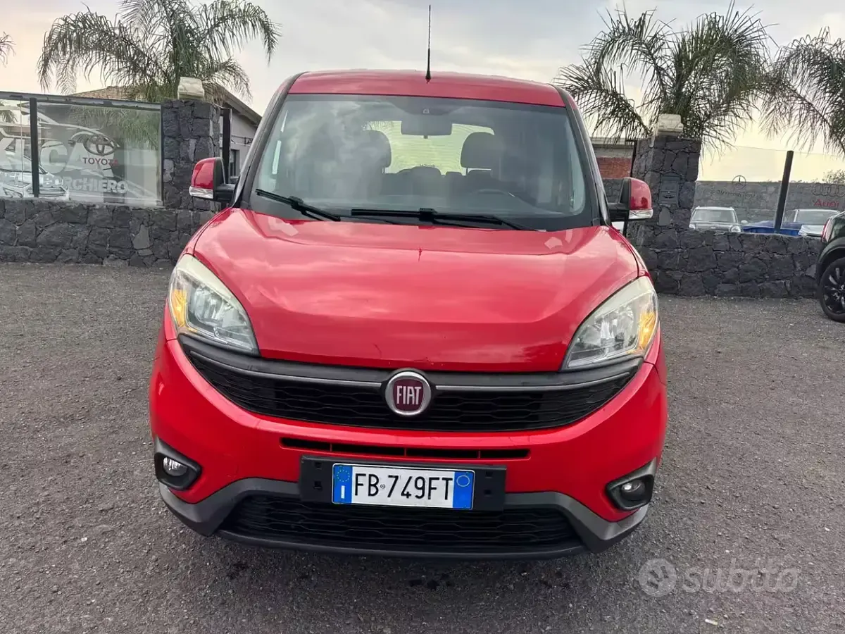 Usata Fiat Doblò Lounge 95 CV (69 kW) 2015 Rosso Monovolume