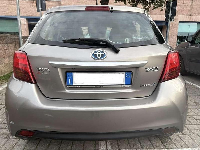 Usata Toyota Yaris Hybrid Active 75 CV (55 kW) 2015 Marrone Berlina