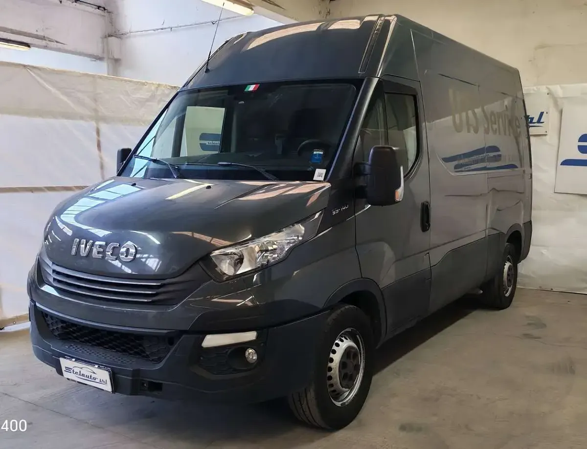 Usata Iveco Daily 101 CV (74 kW) 2017 Grigio Furgone