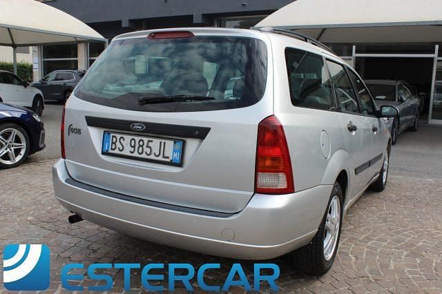 Usado Ford Focus Ghia 101 HP (74 kW) 2001 Prateado Carrinha