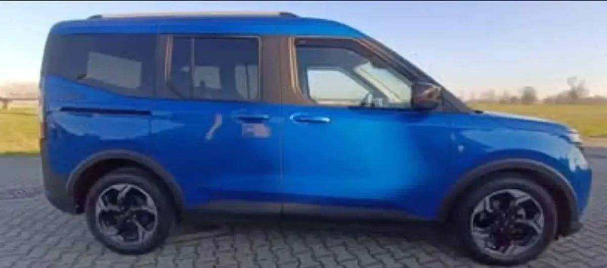 Usata Ford Courier Active 125 CV (91 kW) 2024 Blu/azzurro Monovolume