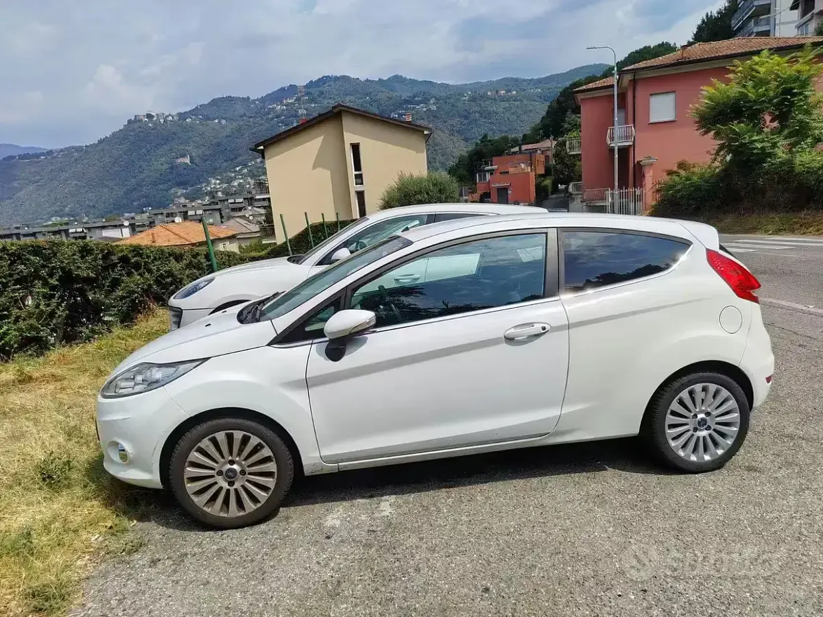 Usata Ford Fiesta Titanium 97 CV (71 kW) 2010 Bianco Berlina