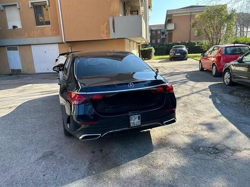 Usata Mercedes E220 AMG Line Premium Plus 197 CV (144 kW) 2023 Blu Berlina