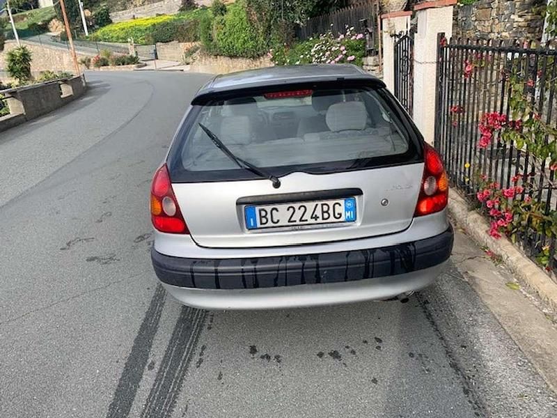 Usata Toyota Corolla 86 CV (63 kW) 1999 Argento
