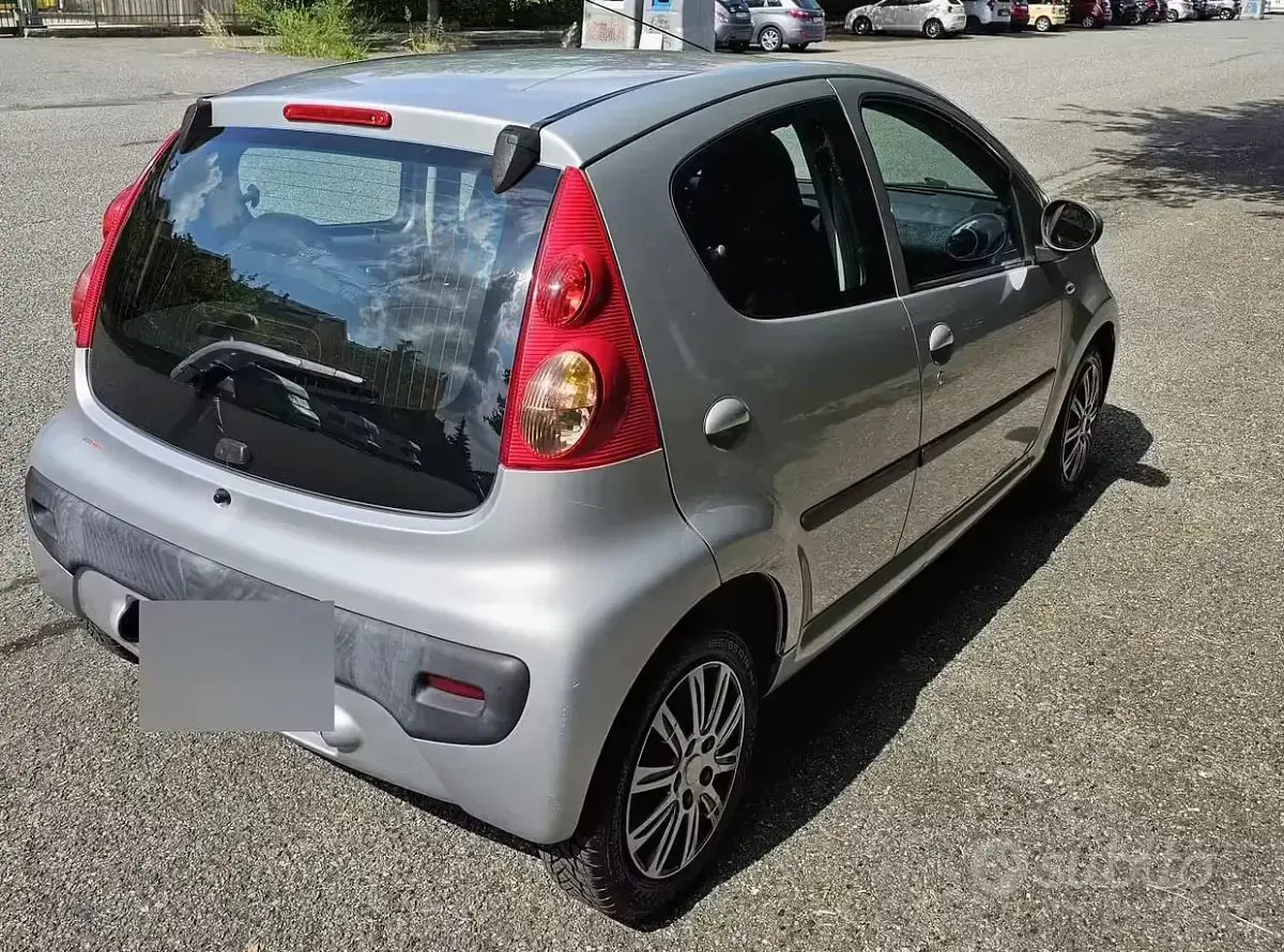 Usata Peugeot 107 Active 68 CV (50 kW) 2011 Grigio Utilitaria