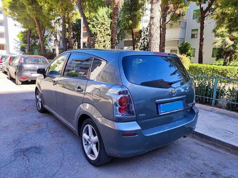 Usata Toyota Corolla Verso 177 CV (130 kW) 2006 Grigio Monovolume