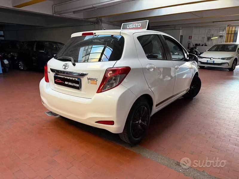 Usata Toyota Yaris 69 CV (50 kW) 2013 Bianco Utilitaria