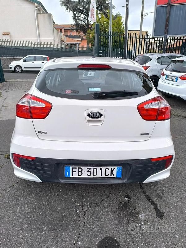Usata Kia Rio Active 75 CV (55 kW) 2015 Bianco Berlina