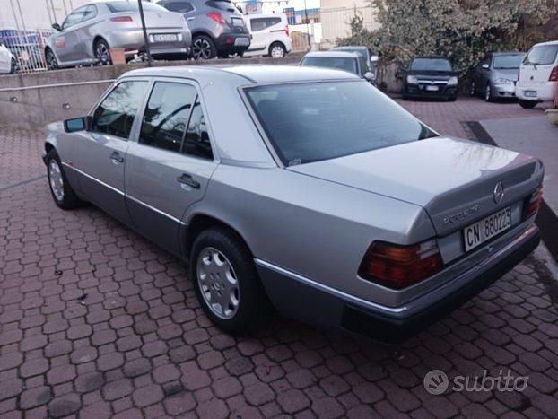 Usata Mercedes E200 135 CV (99 kW) 1993 Grigio Berlina