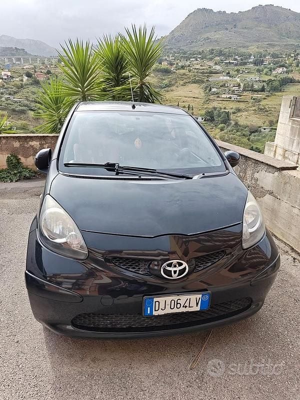 Usata Toyota Aygo 68 CV (50 kW) 2007 Nero Utilitaria